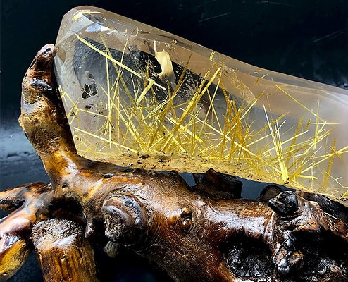 rutilated-quartz-crystal-on-wood